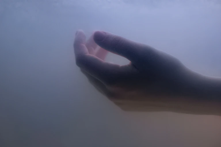 Una mano sumergida.