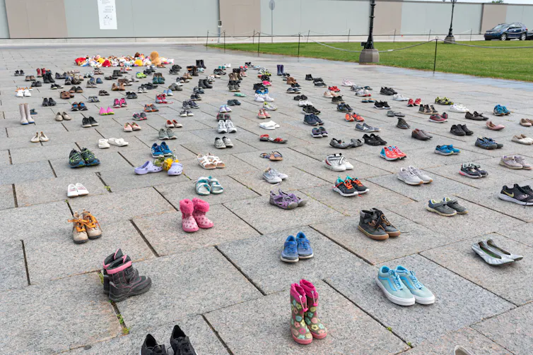 Petites chaussures alignées en commémoration pour les enfants disparus de Kamloops
