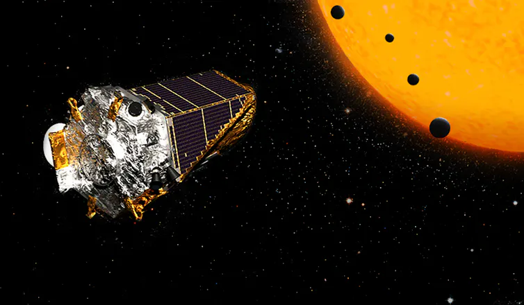 Sebuah ilustrasi menunjukkan teleskop Kepler di luar angkasa, tepat di samping bintang dan planetnya.