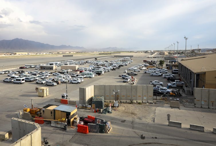 Véhicules américains à la base militaire aérienne de Bagram