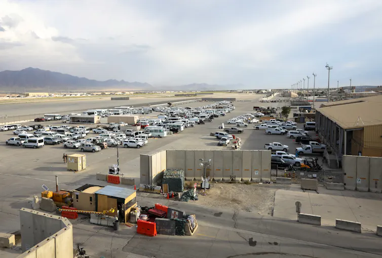 Véhicules américains à la base militaire aérienne de Bagram