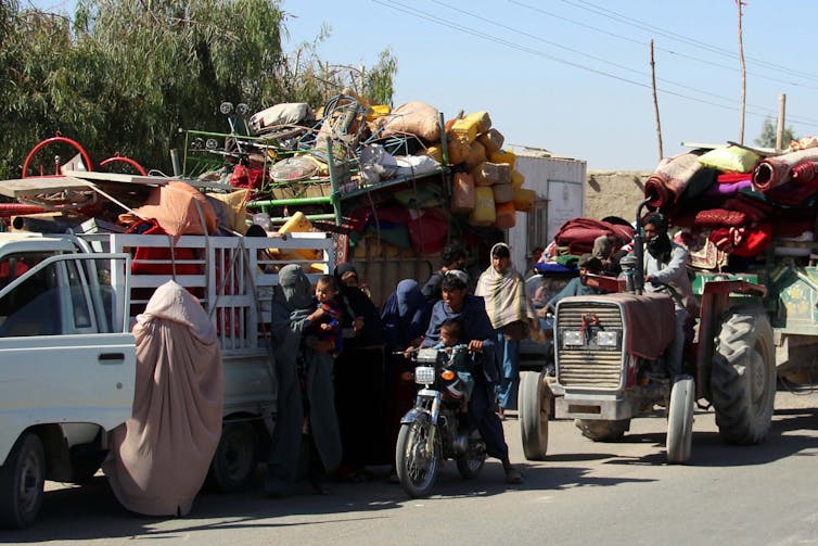 Des Afghans fuient leur village.