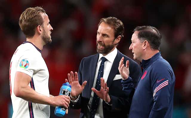 Gareth Southgate in discussion with Harry Kane and Steve Holland.