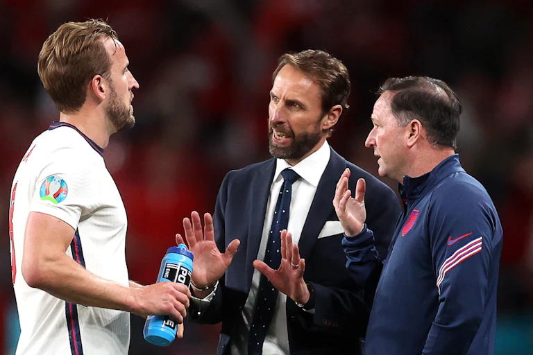 Gareth Southgate in discussion with Harry Kane and Steve Holland.