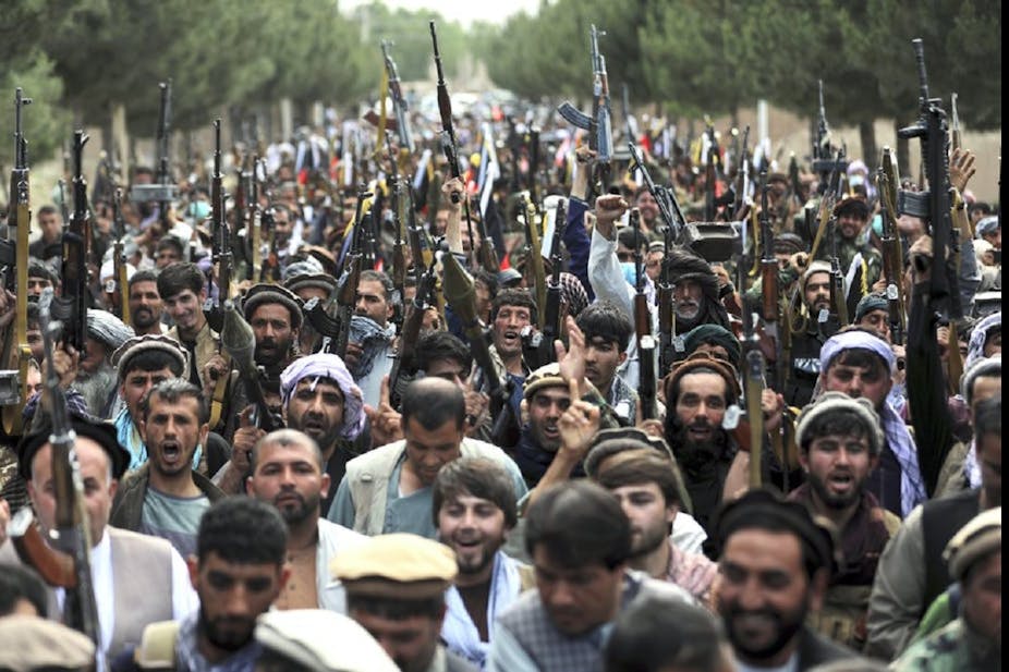 Des miliciens rejoignent les forces de sécurité afghanes lors d'un rassemblement à Kaboul, le mois dernier.