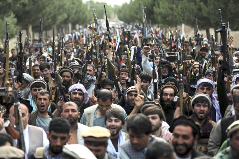Des miliciens rejoignent les forces de sécurité afghanes lors d'un rassemblement à Kaboul, le mois dernier.