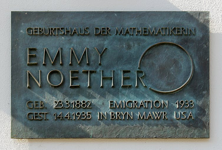 An old metal plaque with Emmy Noether's name, some dates and a large circle on it.