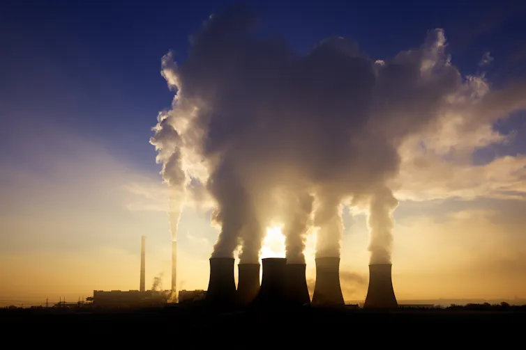 coal plant emitting steam