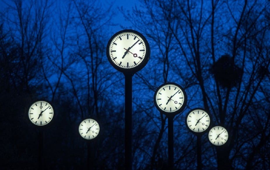 L'installation « Zeitfeld » par Klaus Rinke représente un alignement d'horloges lumineuses au crépuscule, près de Düsseldorf.