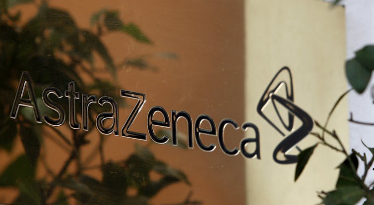 Bir binanın duvarındaki AstraZeneca sembolü.