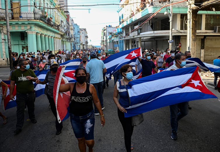 La gente marcha por las calles de La Habana con banderas cubanas