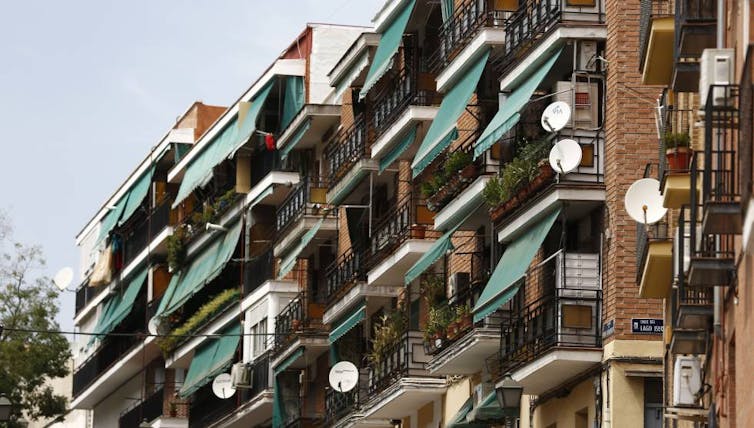 Fachada con toldos de protección en Madrid
