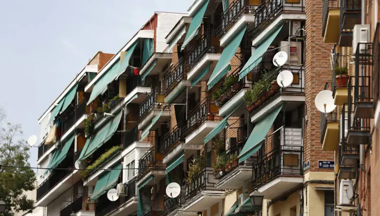 Fachada con toldos de protección en Madrid
