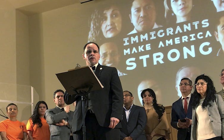 O Rev. Jose Rodriguez, do Waltham Worship Christian Center, fala em uma reunião em Boston em março de 2018 para chamar a atenção para as questões de imigração.