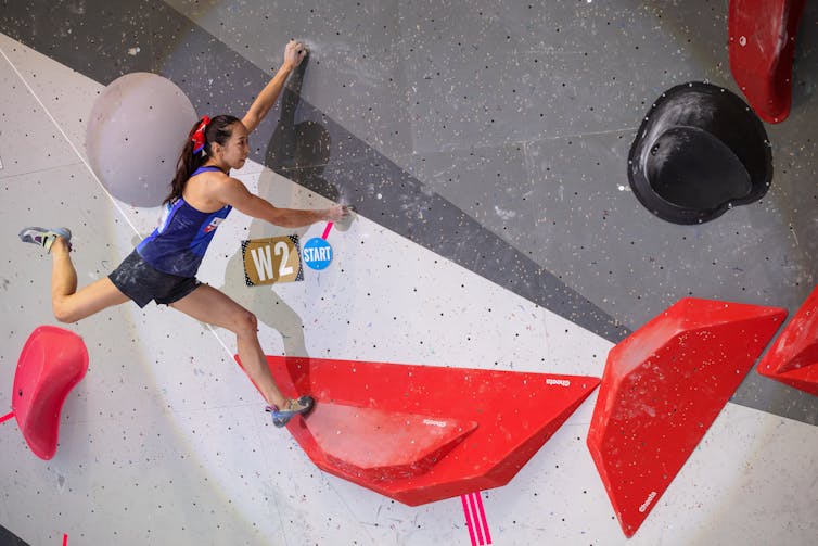 Akiyo Noguchi climbing in a competition