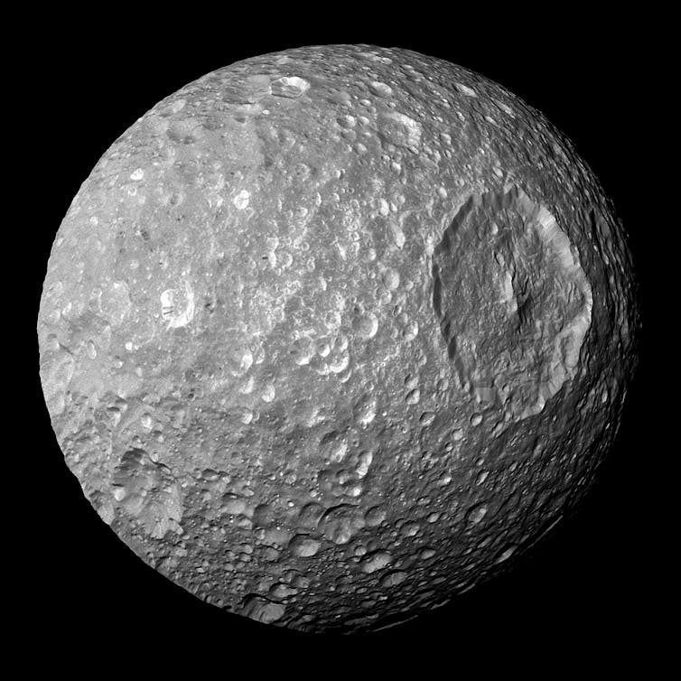 Mimas, la luna de Saturno, vista desde la nave espacial Cassini.