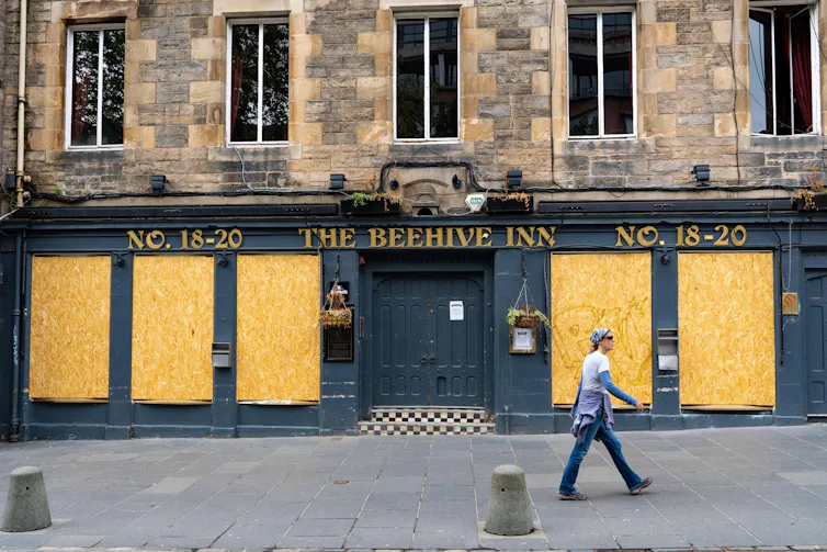 Beehive Inn in Edinburgh all boarded up