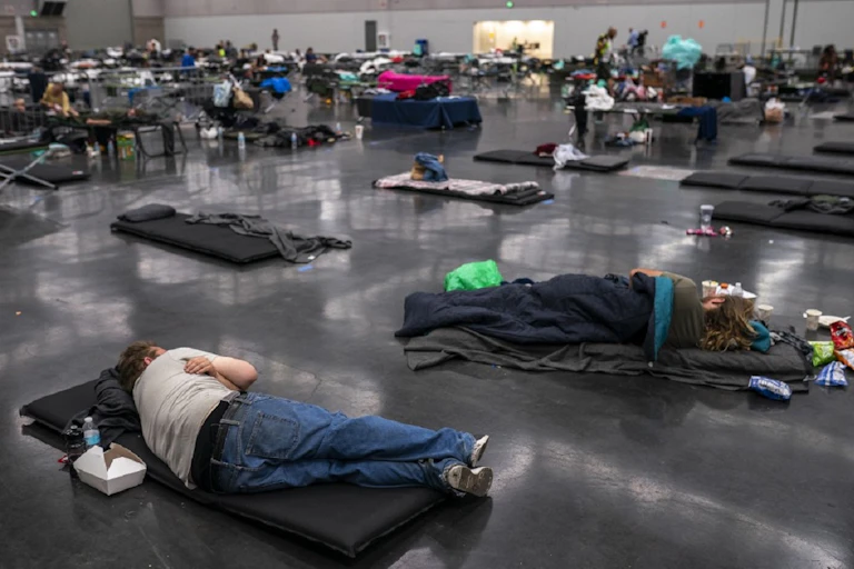 Des habitants de Portland, aux États-Unis, se reposent dans un « centre de refroidissement », lors des journées exceptionnellement chaudes de fin juin 2021, dues à un « dôme de chaleur » au dessus de l'ouest de l'Amérique du Nord.