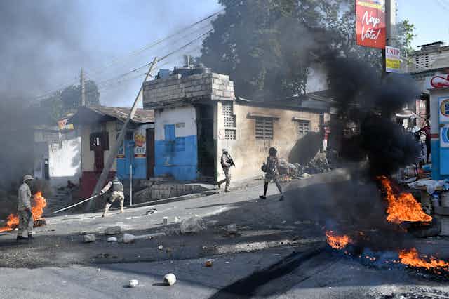 Des pneus brûlent dans les rues d'Haïti.