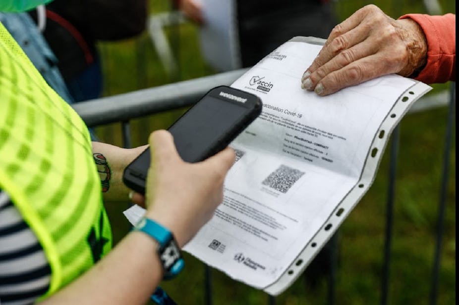 Une personne tend son pass vaccinal à l'entrée du festival « Les Vieilles Charrues », le 8 juillet 2021.