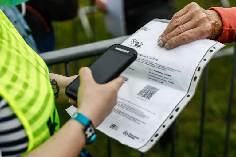 Une personne tend son pass vaccinal à l'entrée du festival « Les Vieilles Charrues », le 8 juillet 2021.
