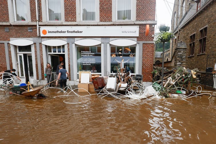 Devant un magasin inondé, le 16 juillet 2021, à Pepinster en Belgique. Bruno Fahy/Belga/AFP