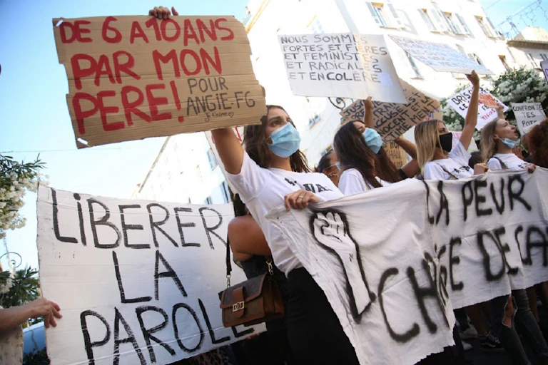 Une femme brandit un panneau « De 6 à 10 ans par mon père ! » durant une manifestation à l'appel du mouvement #IwasCorsica contre les violences sexuelles faites aux femmes, en juillet 2020 à Ajaccio.