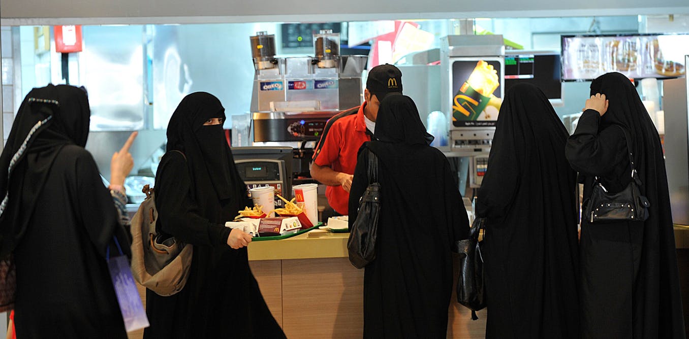 Саудовская аравия разрешила. Кафе в Саудовской Аравии. Саудовская Аравия женщины. Макдональдс в Саудовской Аравии. Ресторан Lusin Саудовской Аравии.