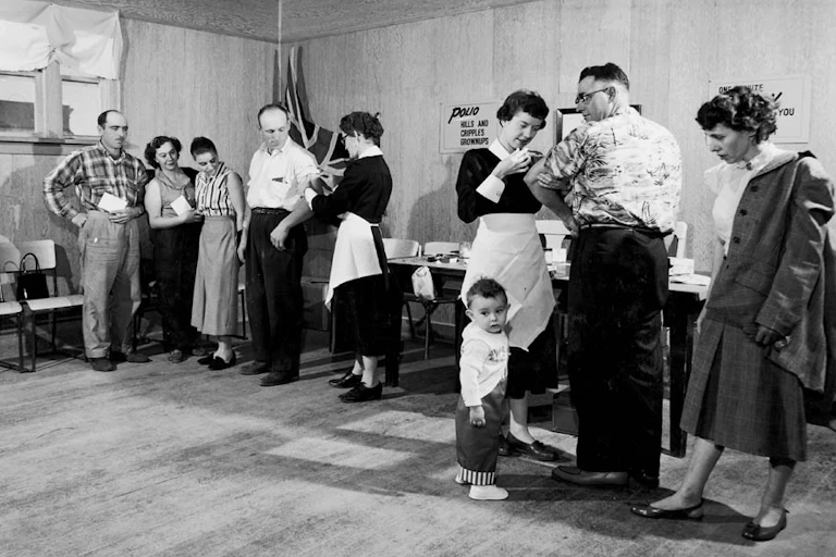 Des gens font la file pour être vaccinés.