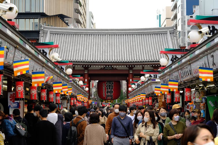 Une foule de visiteurs agglutinés autour du temple Sensoji, dans le quartier populaire d’Asakusa à Tokyo, on octobre 2020