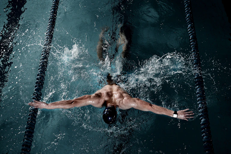 vue aérienne d'un nageur dans un couloir de piscine.