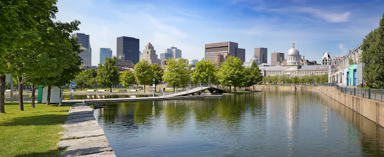 Vue panoramique estivale du centre-ville de Montréal