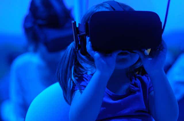 Photos d’enfants portant des casques de réalité virtuelle, dans une ambiance bleutée.