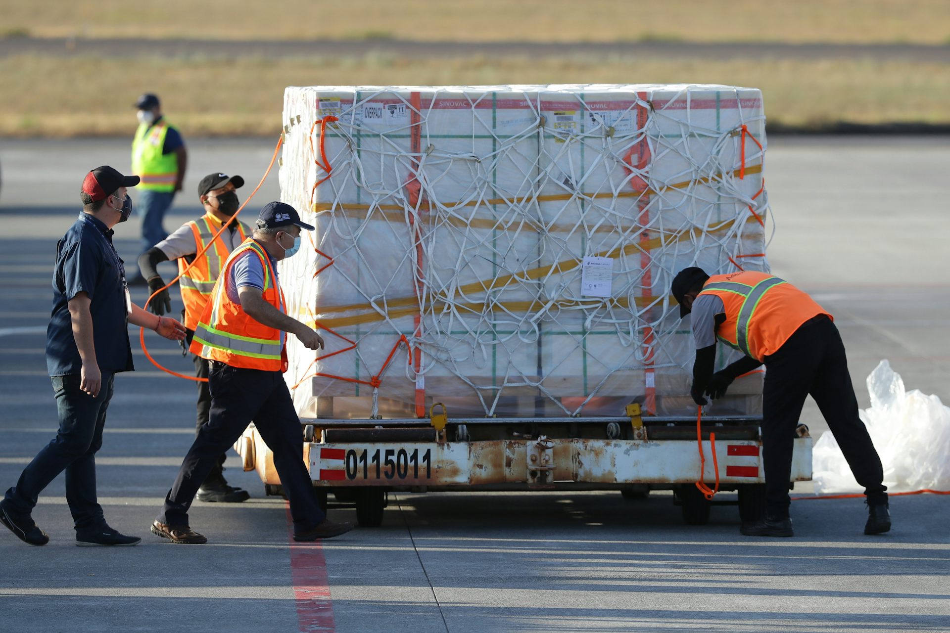 A shipment of CoronaVac vaccines being unloaded in El Salvador