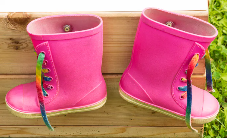 Une paire de petites bottes roses d’enfants