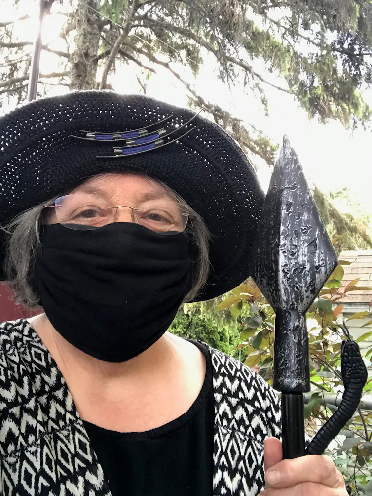 Une dame au visage recouvert d’un masque noir