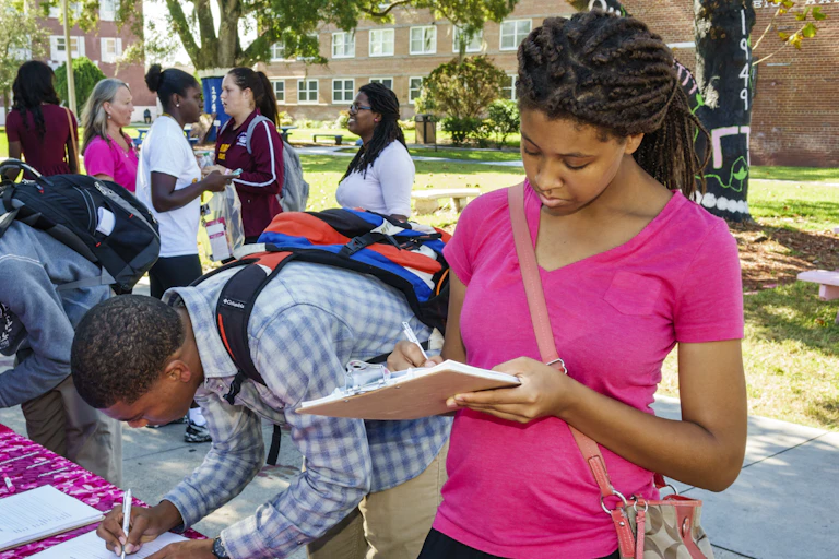 Young college students, volunteering