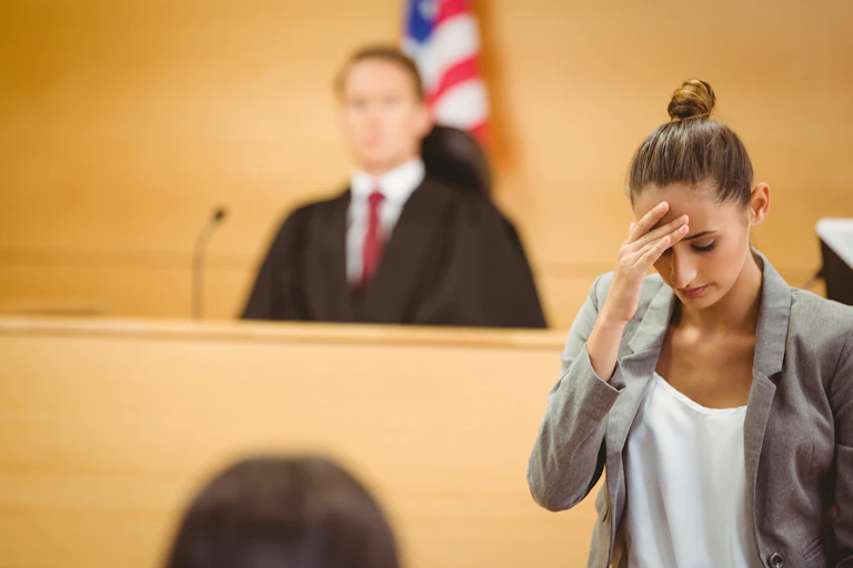 Femme en cour de justice paraissant anxieuse