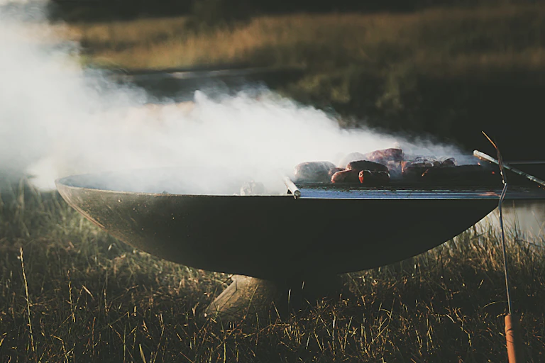 Barbecue fumant.