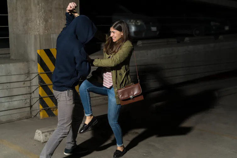 Scène de confrontation physique entre une femme et un homme
