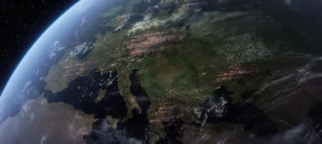 Imagen satélite de Europa con rastro de humo d incendios.