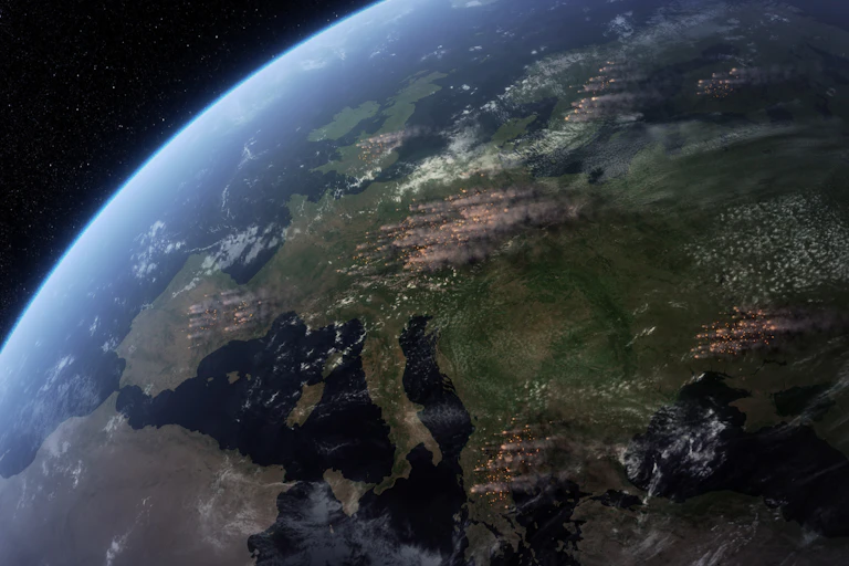 Imagen satélite de Europa con rastro de humo d incendios.