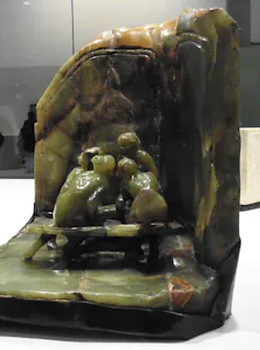 Sculpture représentant quatre femmes blotties dans un coin en train de discuter