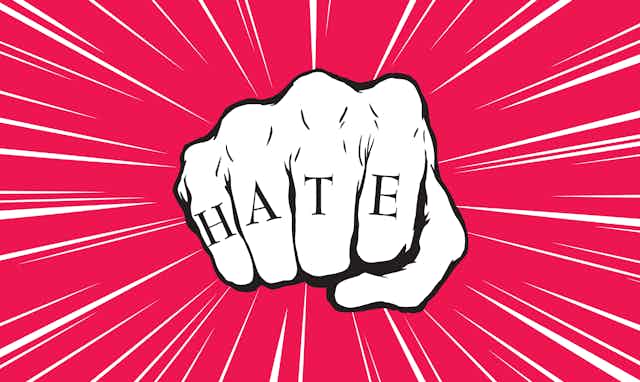 Ilustración de puño con las letras HATE (odio en inglés).