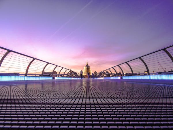 Vue sur le Millennium Bridge à Londres au crépuscule