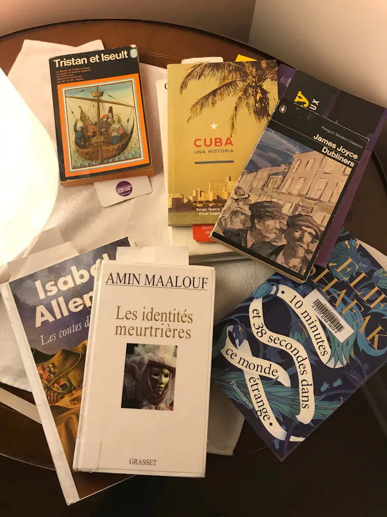 Une panoplie de livres disposés sur une table