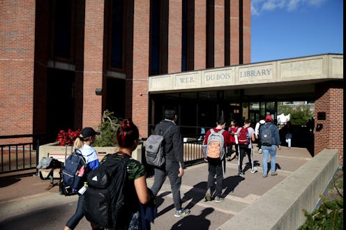 4 ways college students can make the most of their college library