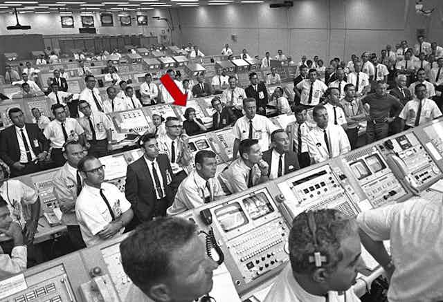 JoAnn Morgan en la sala de control del Centro Espacial Kennedy de la NASA durante el lanzamiento del Apolo 11 (16 de julio de 1969). 
