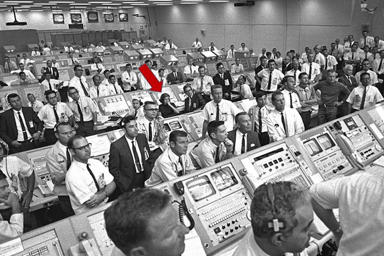 JoAnn Morgan en la sala de control del Centro Espacial Kennedy de la NASA durante el lanzamiento del Apolo 11 (16 de julio de 1969).