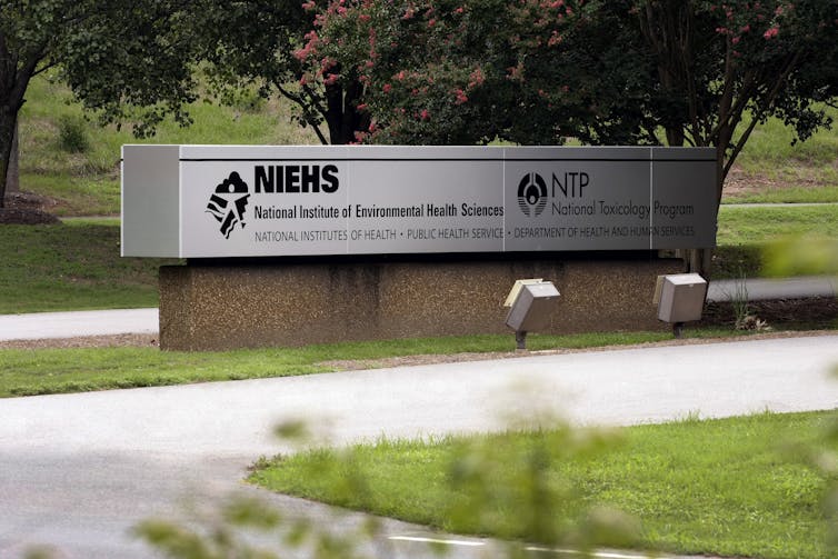 Un panneau argenté montrant le National Institute of Environmental Health Sciences et le National Toxicology Program